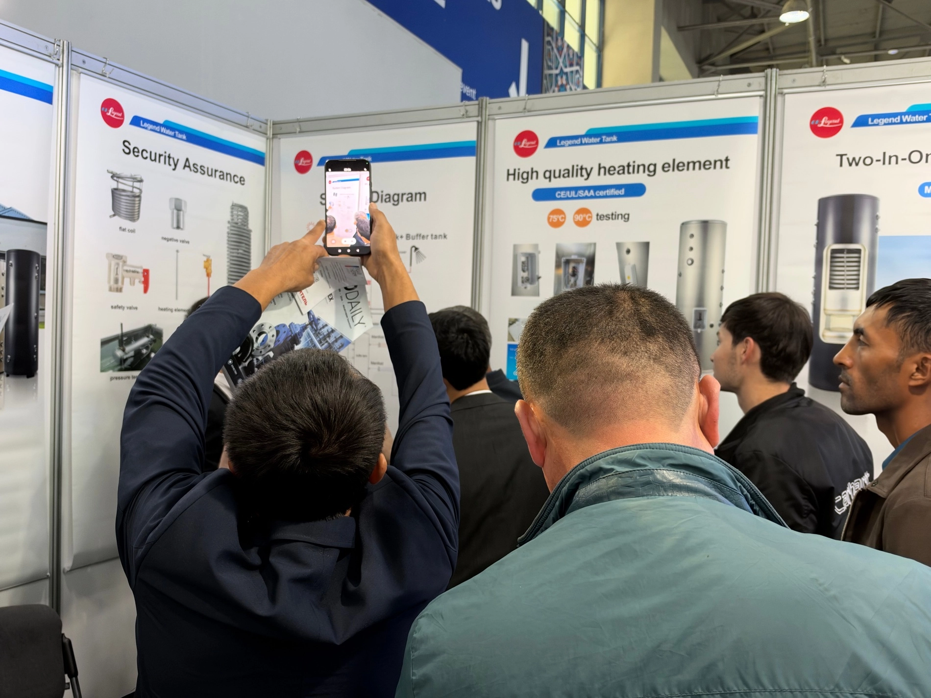 2026 AquaTherm Ташкент көргөзмөсү жеринде бөлүшүү